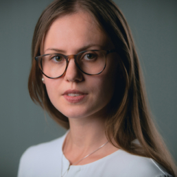 Headshots junge Frau mit Brille Foto Vario Studio Wiesbaden