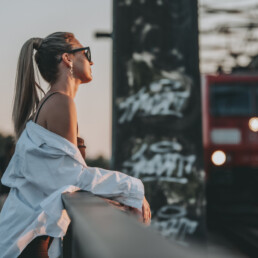 Freestyle Shooting Frau an Bahn Brücke