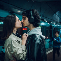 Freestyle Shooting Paar an der Ubahn Haltestelle